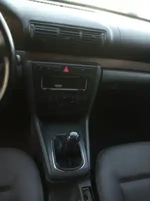 Veículo de Sucata audi a4 berlina (b5) 1.8 do ano 2000 alimentado apt