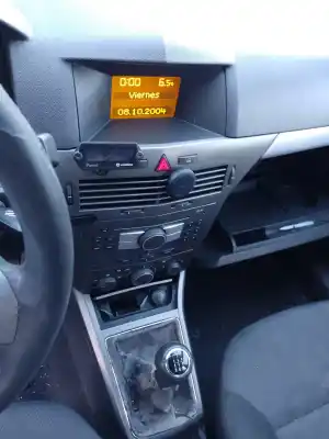 Véhicule à la ferraille opel astra h berlina edition de l'année 2006 alimenté z17dth