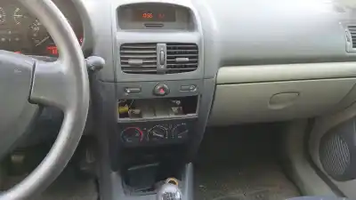 Veículo de Sucata renault clio ii (bb_, cb_) 1.2 (bb0a, bb0f, bb10, bb1k, bb28, bb2d, bb2h, cb0a,... do ano 2001 alimentado d7f g7
