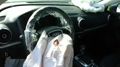 Veículo de Sucata audi a3 sportback (8va) attraction do ano 2014 alimentado crb