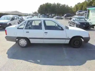 Sloopvoertuig opel kadett e gl berlina van het jaar 1990 aangedreven 16sv