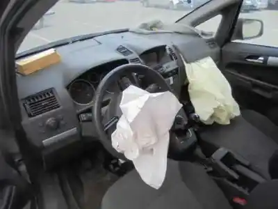 Veículo de Sucata opel zafira b family do ano 2011 alimentado a17dtr