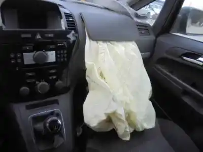 Veículo de Sucata opel zafira b family do ano 2011 alimentado a17dtr