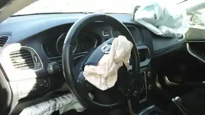 Veículo de Sucata volvo v40 momentum do ano 2015 alimentado d4162t