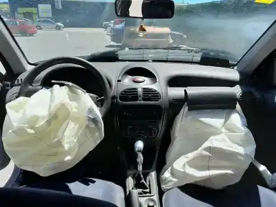 Veículo de Sucata peugeot 206 berlina xr do ano 2000 alimentado kfx