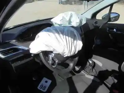 Veículo de Sucata peugeot 208 active do ano 2014 alimentado hm01