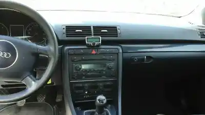 Veículo de Sucata audi a4 berlina (8e) 1.9 tdi (96kw) do ano 2002 alimentado awx