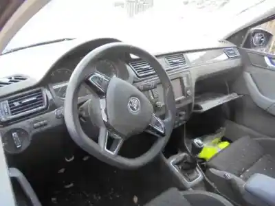 Veículo de Sucata skoda rapid style do ano 2016 alimentado cjz