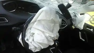 Veículo de Sucata peugeot 308 access do ano 2015 alimentado 9h06