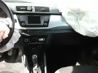 Veículo de Sucata skoda fabia ambition do ano 2017 alimentado cjz