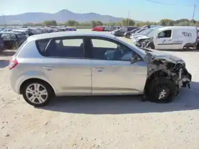 Veículo de Sucata kia cee´d concept do ano 2010 alimentado d4fb-w