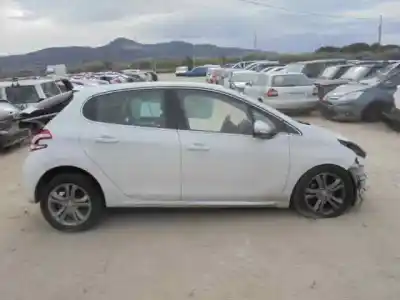 Veículo de Sucata peugeot 208 active do ano 2013 alimentado 9h06 (9hp)