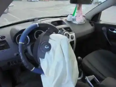 Veículo de Sucata renault megane ii coupe confort authentique do ano 2005 alimentado k4md812