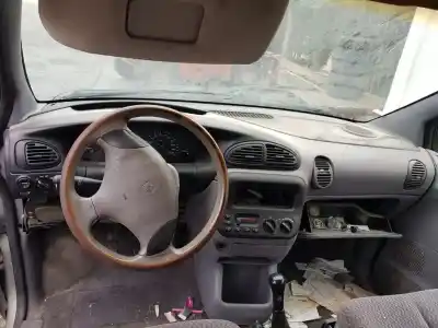 Veicolo di demolizione chrysler voyager (gs) 2.5 td dell'anno 1998 alimentato 