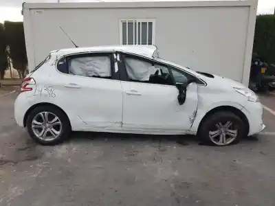 Véhicule à la ferraille peugeot 208 active de l'année 2013 alimenté 9h06