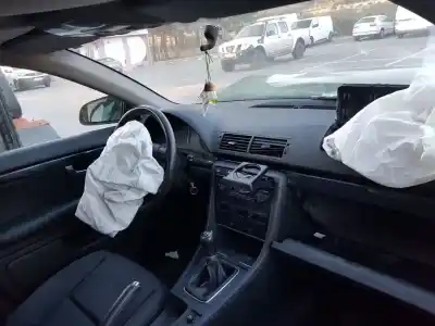 Veículo de Sucata audi a4 berlina (8e) 1.9 tdi (96kw) do ano 2003 alimentado awx