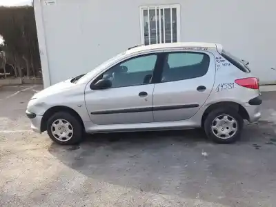 Vehicul casat PEUGEOT 206 BERLINA XR al anului 2000 alimentat HFZ