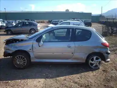 Véhicule à la ferraille peugeot                                            206 berlina                                                                                                                                                                                                                                                xr                                                                                                                                                                                                                                                         de l'année 1999 alimenté rhy
