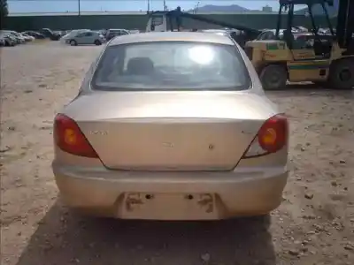Veicolo di demolizione kia rio ls berlina dell'anno 2000 alimentato a5d