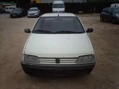 Véhicule à la ferraille peugeot 405 berlina gld exclusive de l'année 1991 alimenté 