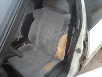 Véhicule à la ferraille peugeot 405 berlina gld exclusive de l'année 1991 alimenté 