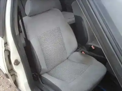 Véhicule à la ferraille peugeot 405 berlina gld exclusive de l'année 1991 alimenté 