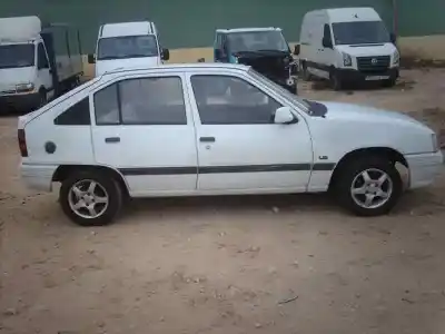 Vehicul casat opel kadett e ls berlina al anului 1989 alimentat 16sv