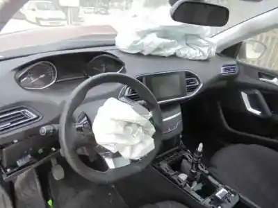 Veículo de Sucata peugeot 308 access do ano 2015 alimentado 9h05