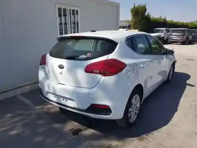 Véhicule à la ferraille kia                                                cee´d                                                                                                                                                                                                                                                      concept                                                                                                                                                                                                                                                    de l'année 2014 alimenté g4fa