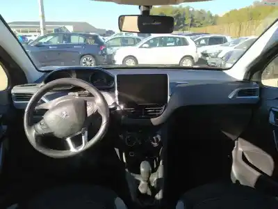 Vehicul casat peugeot 208 style al anului 2016 alimentat hm01