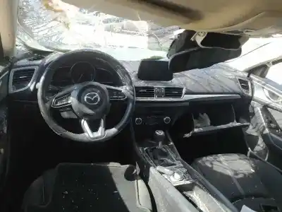 Véhicule à la ferraille mazda 3 lim. () black tech edition de l'année 2018 alimenté pe