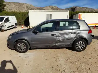 Veículo de Sucata VOLKSWAGEN GOLF VI (5K1) 1.6 TDI do ano 2009 alimentado CAY