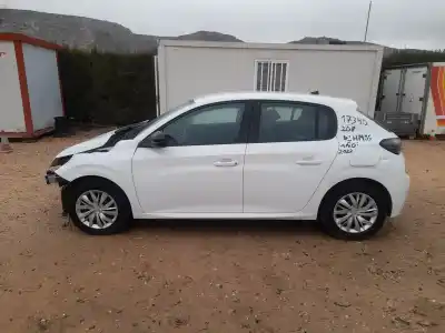 Veicolo di demolizione PEUGEOT 208 II (UB_, UP_, UW_, UJ_)  dell'anno 2022 alimentato HM05