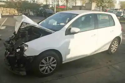 Veículo de Sucata volkswagen golf vi (5k1) advance bluemotion do ano 2010 alimentado cay