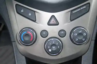 Veículo de Sucata chevrolet aveo sedán ls do ano 2012 alimentado a12xer