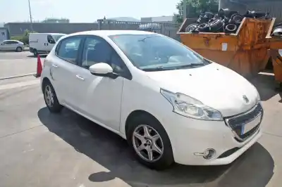 Véhicule à la ferraille peugeot 208 active de l'année 2013 alimenté hm01
