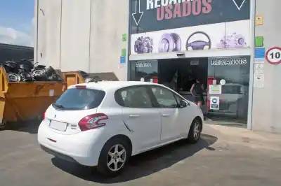 Véhicule à la ferraille peugeot 208 active de l'année 2013 alimenté hm01