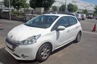 Véhicule à la ferraille peugeot 208 active de l'année 2013 alimenté hm01