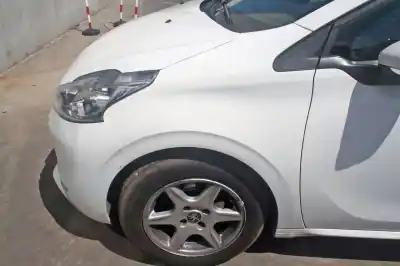 Véhicule à la ferraille peugeot 208 active de l'année 2013 alimenté hm01