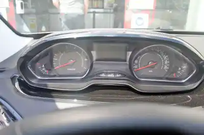 Véhicule à la ferraille peugeot 208 active de l'année 2013 alimenté hm01