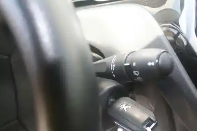 Véhicule à la ferraille peugeot 208 active de l'année 2013 alimenté hm01