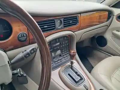 Vehicul casat jaguar xj 3.2 executive al anului 1998 alimentat ac