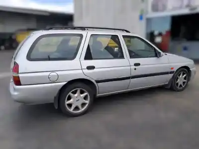 Véhicule à la ferraille ford escort berl./turnier ghia nomade de l'année 1998 alimenté rfs