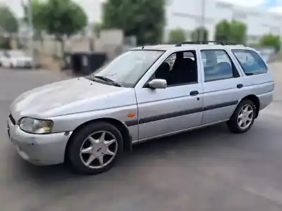 Véhicule à la ferraille ford escort berl./turnier ghia nomade de l'année 1998 alimenté rfs