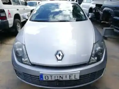 Véhicule à la ferraille renault laguna coupe gt de l'année 2008 alimenté m9r l8