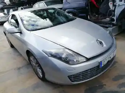 Véhicule à la ferraille renault laguna coupe gt de l'année 2008 alimenté m9r l8