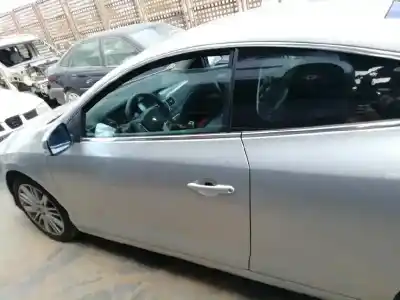 Véhicule à la ferraille renault laguna coupe gt de l'année 2008 alimenté m9r l8