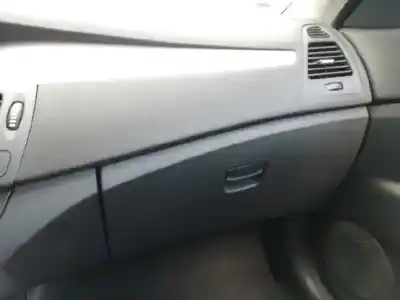 Véhicule à la ferraille renault laguna coupe gt de l'année 2008 alimenté m9r l8