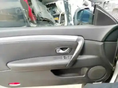 Véhicule à la ferraille renault laguna coupe gt de l'année 2008 alimenté m9r l8