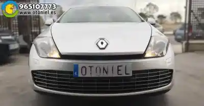 Véhicule à la ferraille renault laguna coupe gt de l'année 2008 alimenté m9r l8